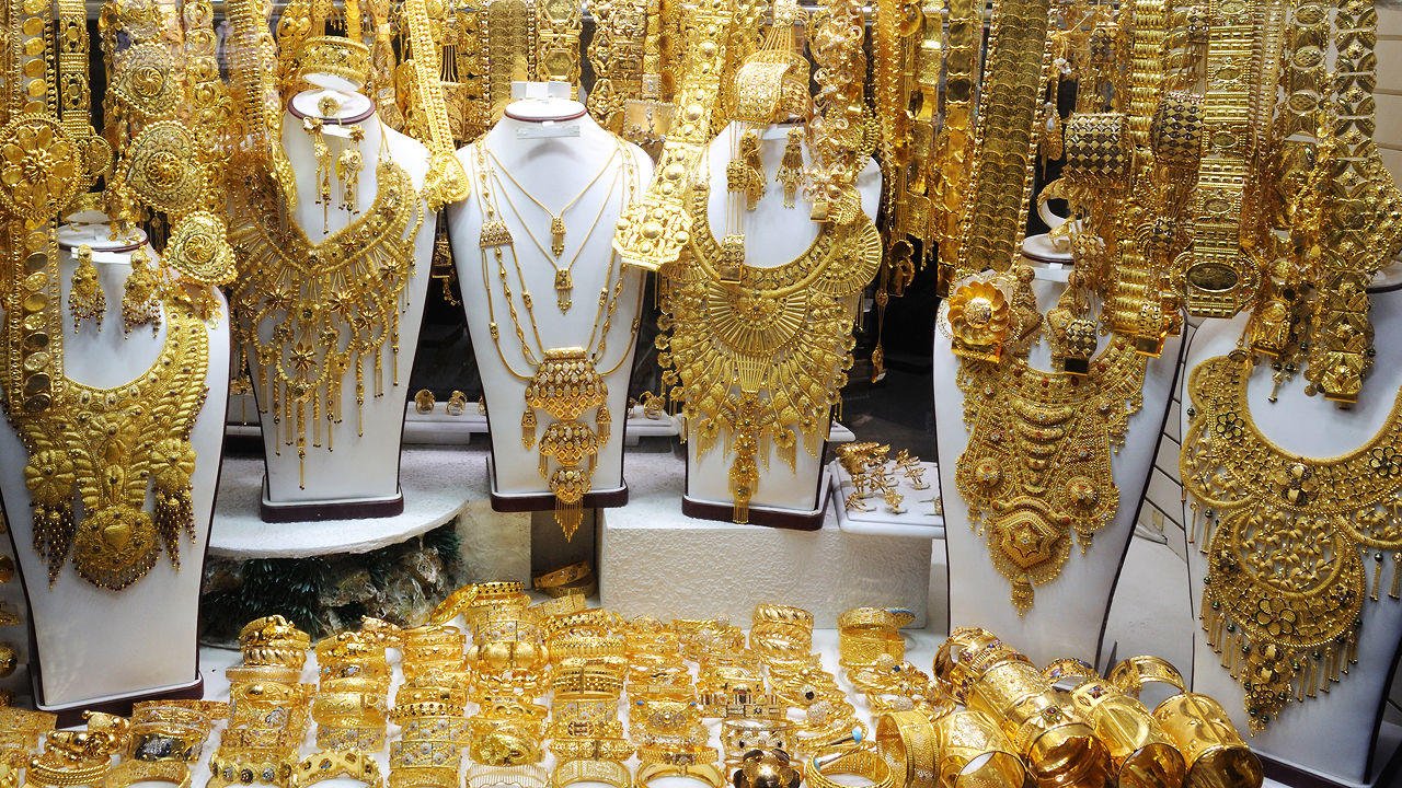 أسعار الذهب في السعودية تنخفض متأثرة بتراجع الأوقية