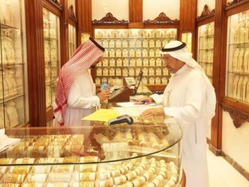 أسعار الذهب في السعودية بعد انخفاضها بالريال والدولار
