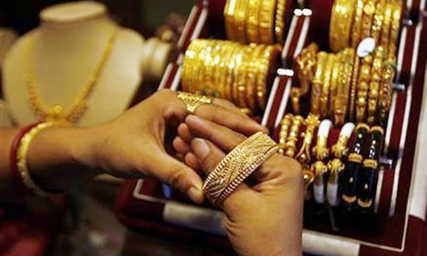 أسعار الذهب في السعودية ترتفع رغم استقرار ثمن الأوقية عالميا