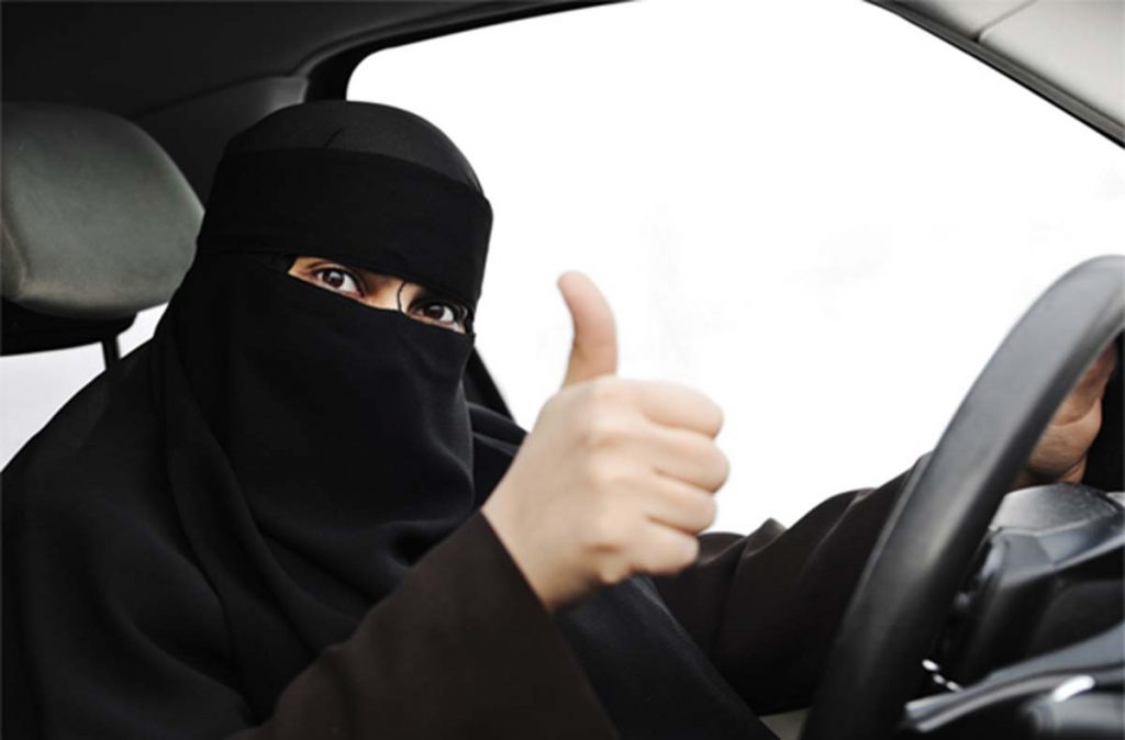 كيفية سداد رسوم رخصة القيادة للنساء في السعودية ومعرفة القيمة زوم الخليج