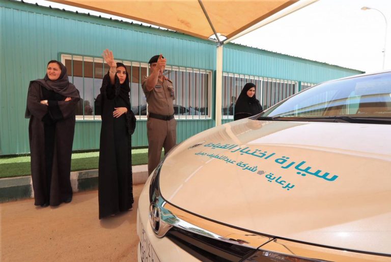 اختبار رخصة القيادة السعودية للنساء بجدة