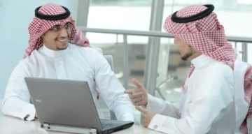 هل يجوز للعامل السعودي الجمع بين عملين؟ وزارة الموارد البشرية تجيب