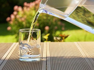استشاري أمراض القلب يحذر من عادة شائعة في شرب المياه